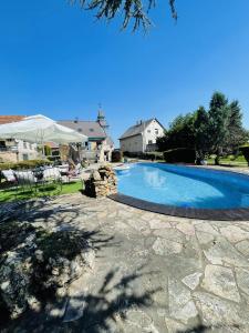 Bazén v ubytovaní LakePark Garden Villa with swimming pool & park alebo v jeho blízkosti