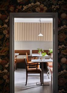 a dining room with a table and chairs at Stay North Matri House Liisa in Mathildedal