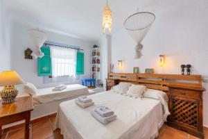 sypialnia z dwoma łóżkami i ręcznikami na nich w obiekcie AlmeriaSuite La Casita De Las Flores w mieście Mojácar