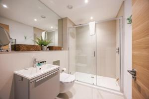 een badkamer met een douche, een toilet en een wastafel bij Dolce Vita - Duplex Apartment with Incredible Harbour Views in Poole
