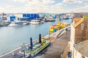 een groep boten aangemeerd in een haven bij Dolce Vita - Duplex Apartment with Incredible Harbour Views in Poole