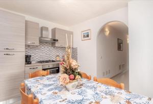 Gambar di galeri bagi Three Bedroom And Three Bathrooms di Baja Sardinia