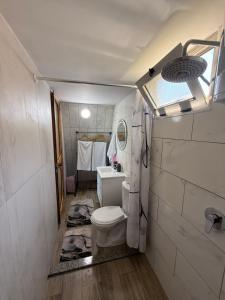 Alex's House Shirokë的一间浴室