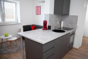 Kuchyň nebo kuchyňský kout v ubytování WohnRaum Gäste- & Boardinghaus