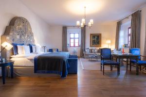 Postel nebo postele na pokoji v ubytování TAUROA Schloss Gabelhofen
