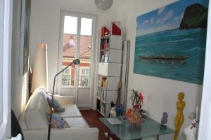 - un salon avec un canapé blanc et une étagère à livres dans l'établissement APPARTEMENT NICE le PORT, à Nice 11 autres photos
