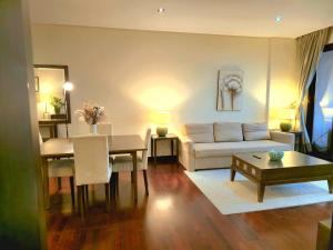 Posezení v ubytování Palm Escape Beachfront 1BR in Royal Amwaj Burj View & Private Balcony