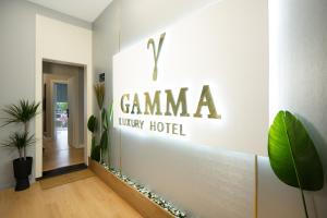Eine Lobby mit einem Schild, auf dem „Gamma Luxushotel“ steht. in der Unterkunft Gamma Hotel Durres - FREE PARKING & SUNBEDS in Durrës