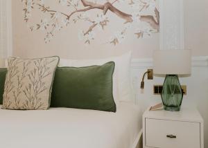 Postel nebo postele na pokoji v ubytování 2 Chesham Hotel