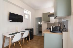 a kitchen with a table and chairs in a kitchen at Casa Giglio in Perugia