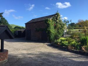 an old brick building with ivy growing on it at The Royston in Llanbrynmair