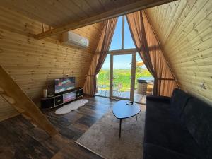 een woonkamer met een bank en een televisie op zolder bij Alex's House Shirokë in Shkodër
