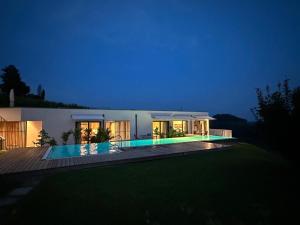 a house with a swimming pool at night at MASTER Suite CasaFux am Graßnitzberg in Grassnitzberg