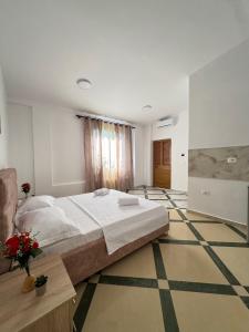 Postel nebo postele na pokoji v ubytování LM Murati Hotel