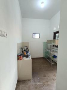 Η κουζίνα ή μικρή κουζίνα στο Kamar Kost AC Mezanine