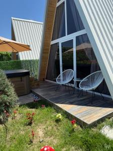 Alex's House Shirokë外面的花园