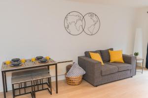 a living room with a couch and a table at BALCONY & PARKING Sleeps 6 City Centre NEW in Wolverhampton