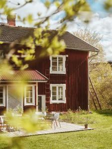 a red house with chairs and a table in front of it at Stay North Matri House Anni in Mathildedal