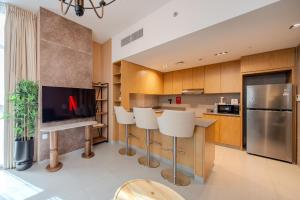 Køkken eller tekøkken på 1BR Poolview Home - Sleeps 4 - 2WCs - Workstation + 18 billeder