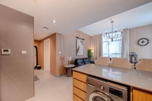 Køkken eller tekøkken på 1BR Poolview Home - Sleeps 4 - 2WCs - Workstation