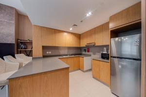 Køkken eller tekøkken på 1BR Poolview Home - Sleeps 4 - 2WCs - Workstation