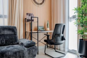 Et opholdsområde på 1BR Poolview Home - Sleeps 4 - 2WCs - Workstation