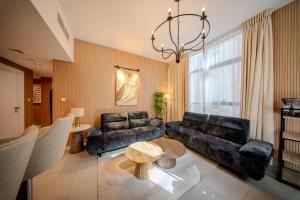 Et opholdsområde på 1BR Poolview Home - Sleeps 4 - 2WCs - Workstation