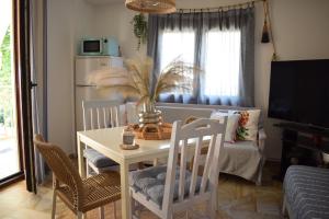 TV a/nebo společenská místnost v ubytování Platamon Boho Apartment- Με θέα την θάλασσα