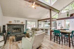 Una sala de estar con un sofá y una chimenea. en Osage Beach Home with Private Hot Tub Near Lake!, en Osage Beach