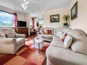 a living room with two couches and a table at Ausblick Spessart Ferienwohnung nähe Therme und Salzgrotte in Bad Soden-Salmünster
