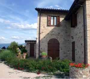 a brick house with a door and a window at Agriturismo La Tana Del Lupo in Cantalupo