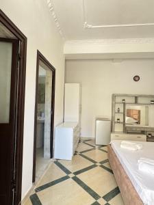 Postel nebo postele na pokoji v ubytování LM Murati Hotel