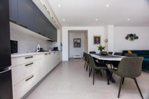 a kitchen and dining room with a table and chairs at Villa Navis in Rogotin - Haus für 8 Personen in Rogotin