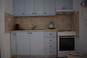 Kuchyň nebo kuchyňský kout v ubytování Platamon Boho Apartment- Με θέα την θάλασσα