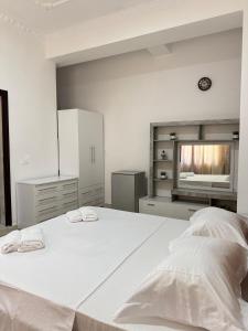Postel nebo postele na pokoji v ubytování LM Murati Hotel