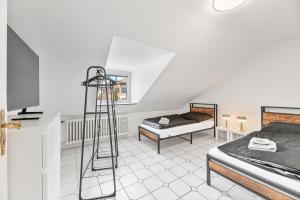 a bedroom with a bed and a ladder in it at PF03 Innenstadt Apartment für Monteure und Teams - NEU Monteurunterkünfte in Pforzheim - LS CrewComfort auch für weitere Unterkünfte in Pforzheim