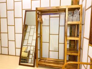 a room with a mirror and a book shelf at 104 monperngmang ม่อนเปิงมาง in Ban Na Kham