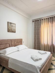 Postel nebo postele na pokoji v ubytování LM Murati Hotel