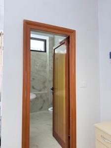 Koupelna v ubytování LM Murati Hotel + 37 fotografií