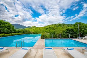 Bazén v ubytování Kvareli Lake Resort nebo v jeho okolí
