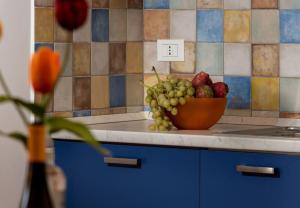a bowl of fruit on a counter in a kitchen at SanVitoTour - Covo deI Pirati in San Vito lo Capo +45 photos