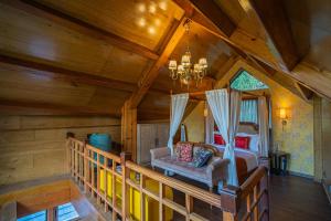 Posezení v ubytování Stunning Hillside 3 BHK Gateway With Indoor Pool, Attic and Classy Interiors
