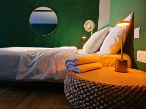 1 dormitorio con cama y mesa con espejo en The Establishment - Menara Teguh Bangsar, en Kuala Lumpur