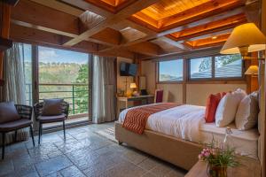 Ένα ή περισσότερα κρεβάτια σε δωμάτιο στο ELIVAAS Blushing Pines 3 BHK With Indoor Pool, Attic and Classy Interiors +33 φωτογραφίες