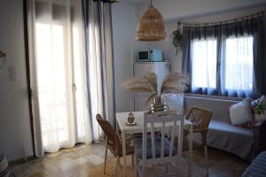 Posezení v ubytování Platamon Boho Apartment- Με θέα την θάλασσα