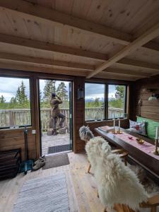 a living room with a statue of a man at Tretopphytta Kraggbua in Snerta +6 photos