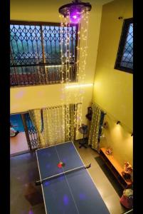 纳加奥恩veeras Homestay的一张桌子,放在房间中间