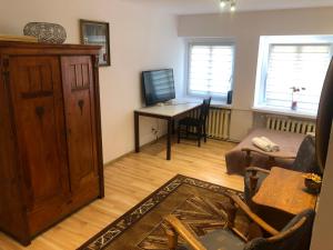 a living room with a table and a wooden cabinet at mieszkanie dwa pokoje centrum Rynek in Wrocław