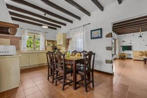 アリアにあるFinca La Crucita - Guinateのテーブルと椅子のあるキッチンとダイニングルーム