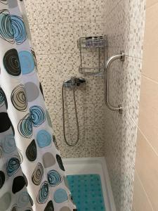 una ducha con cortina de ducha en un baño en Villa Marialena III, en Kato Gatzea